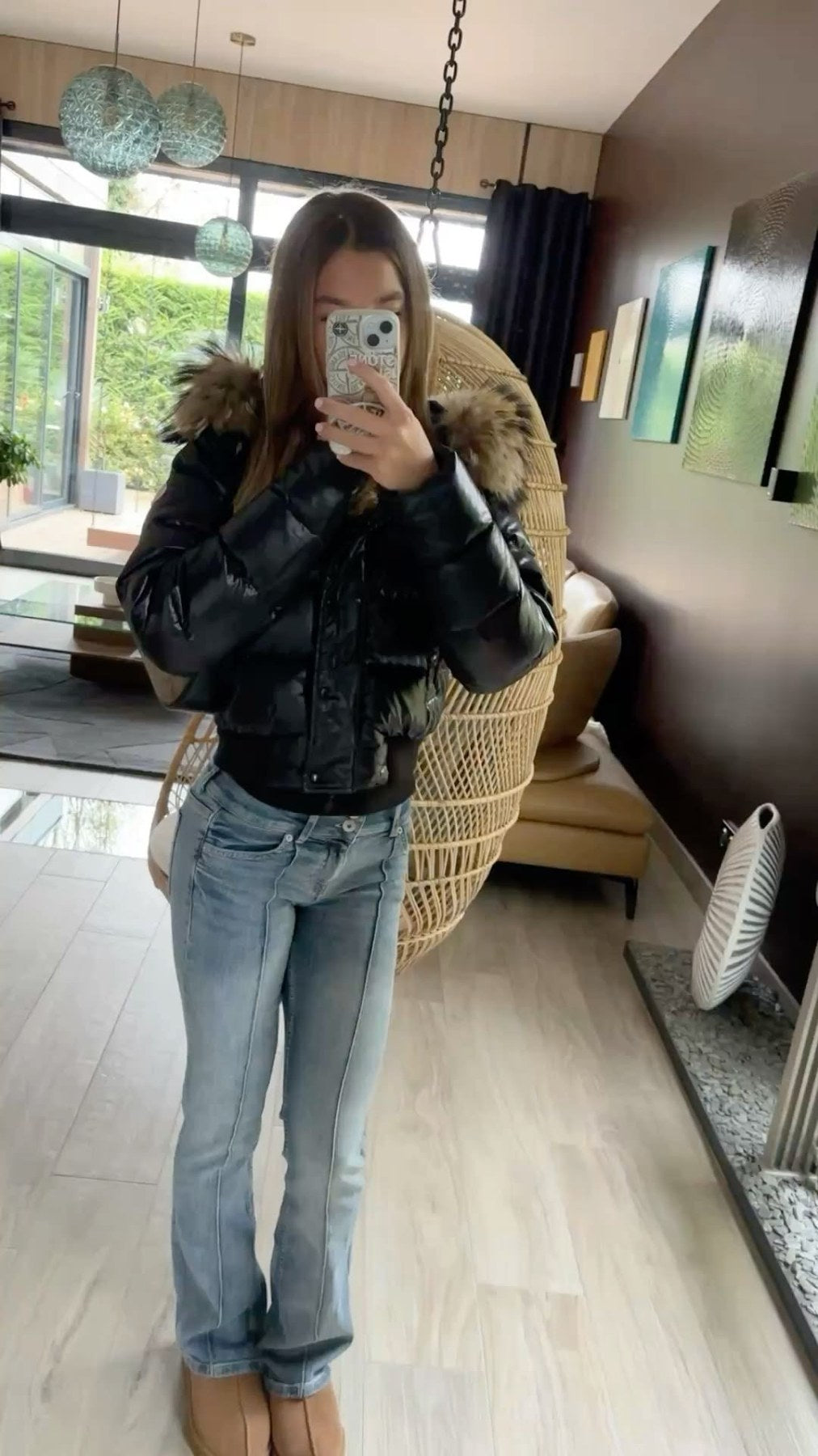 Lesklá černá bunda se světlými rozšířenými džínami