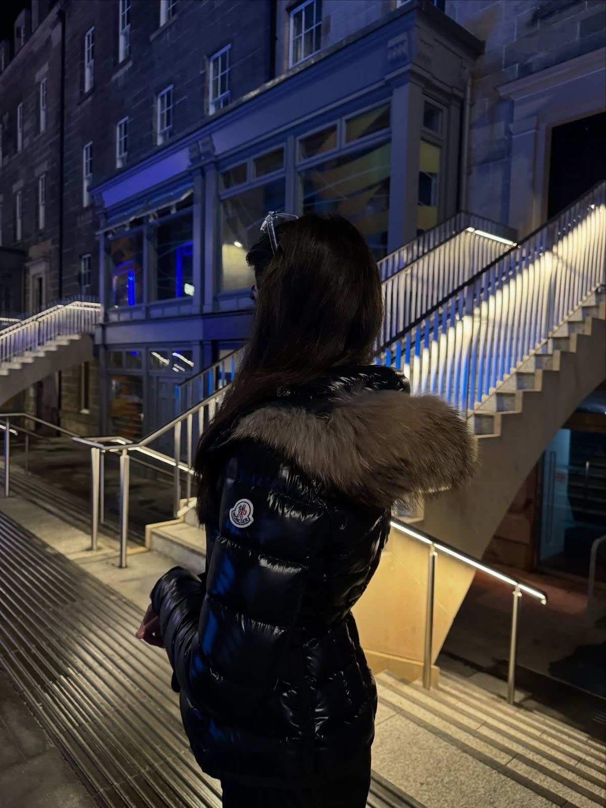 Černá bunda zezadu s lemem kapuce